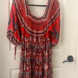 Boho Chic Free People dress in Medium. Super airy with flowy sleeves!